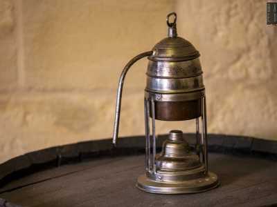 Su una mensolina sono riposti contenitori per olive e conserve, una pignatta per cucinare e un piatto da portata, nonch� un antico prototipo di caffettiera datato 1890